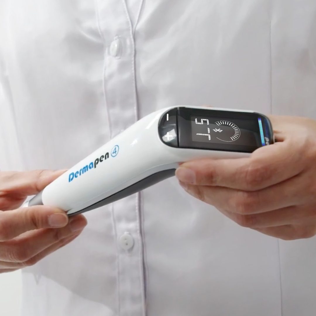 醫師手持得美微針筆 Dermapen 4，螢幕顯示疤痕模式，準備搭配麗珠蘭修復水光